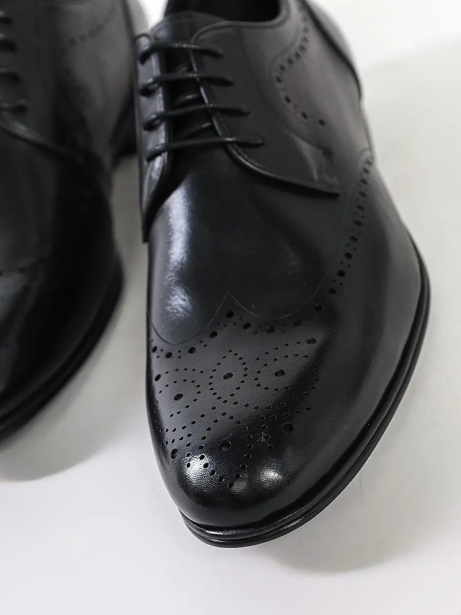Туфли-дерби черного цвета с брогированием